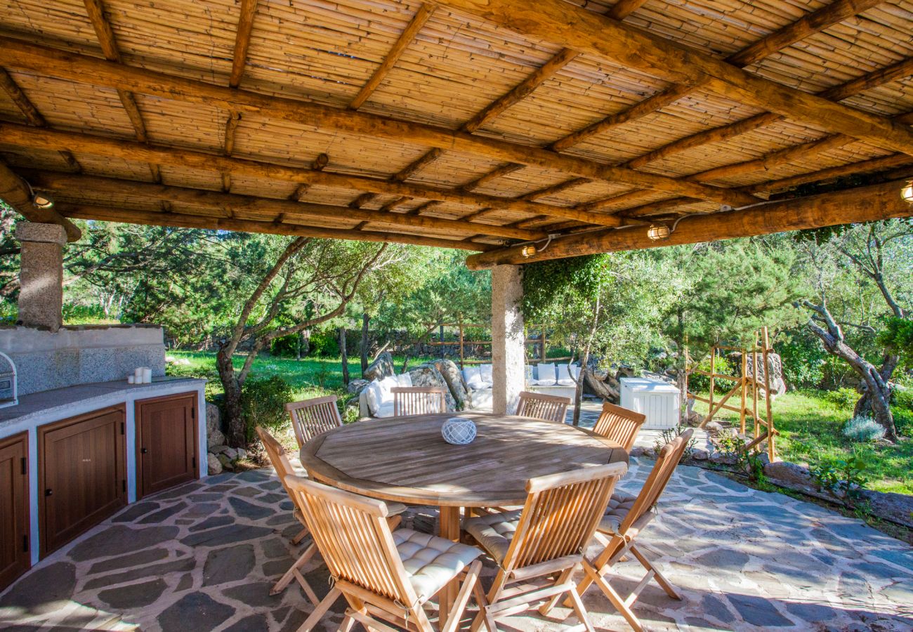 Villa Sa Jaga - veranda arredata con tavolo da pranzo per godersi pasti all'aperto in villa in affitto in Costa Smeralda