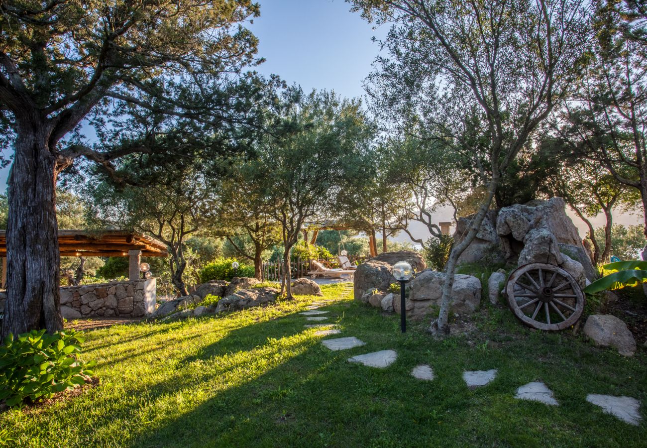 Villa Sa Jaga - giardino con prato verde e vista sul Golfo di Cugnana, villa in affitto Costa Smeralda