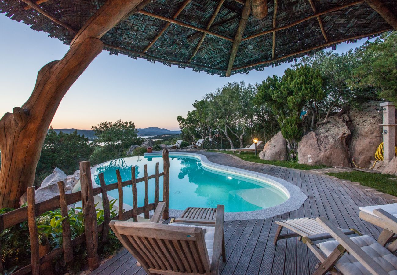 Villa Sa Jaga - piscina a sfioro con solarium in legno, villa in affitto a Porto Rotondo