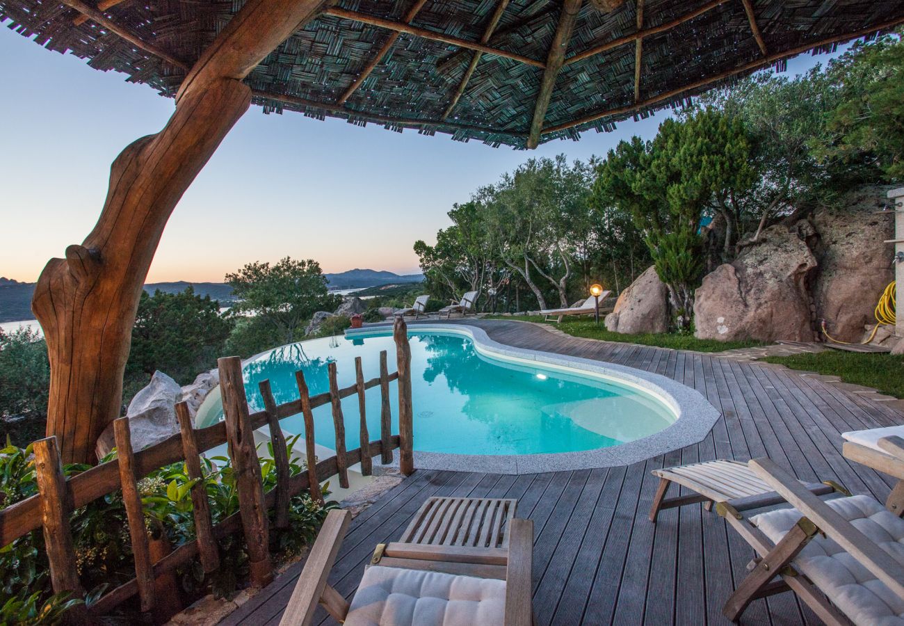 Villa Sa Jaga - piscina con vista panoramica sul Golfo di Cugnana, villa in affitto Sardegna