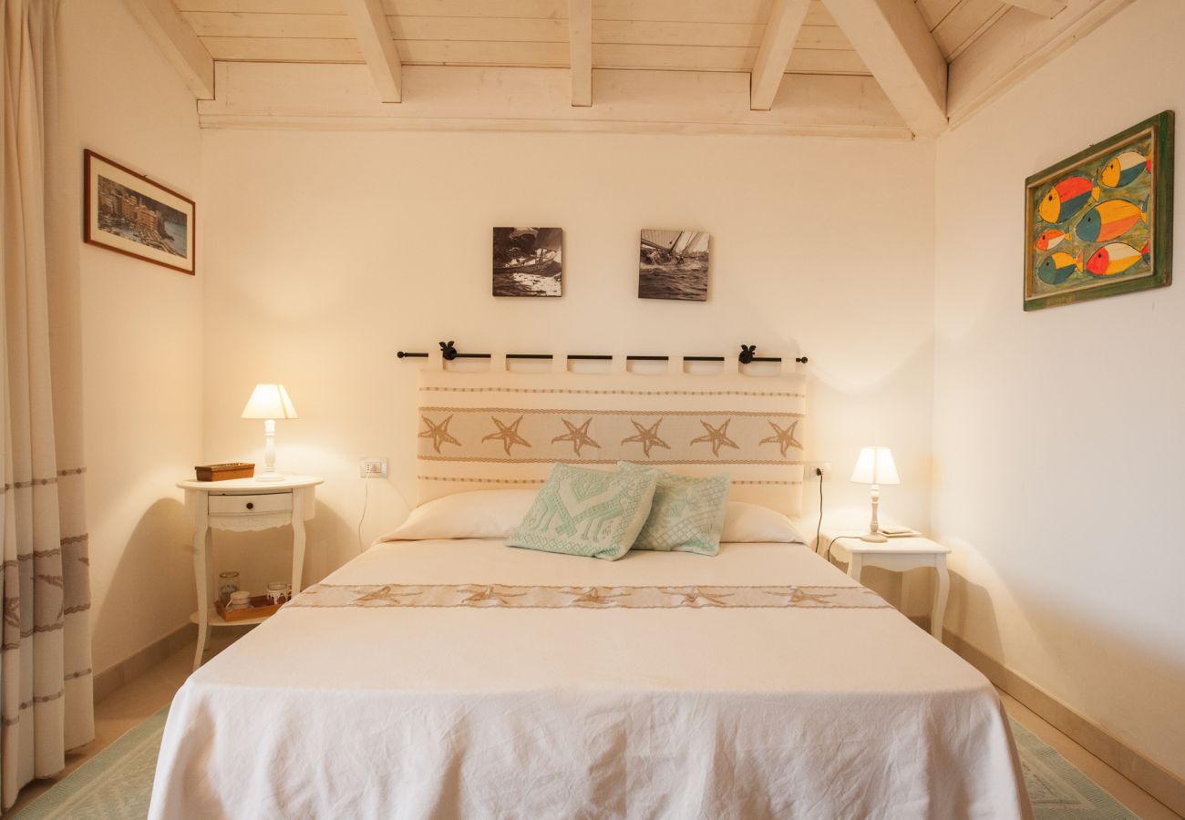 Villa Sa Jaga - camera da letto con arredi moderni per casa vacanze a Porto Rotondo