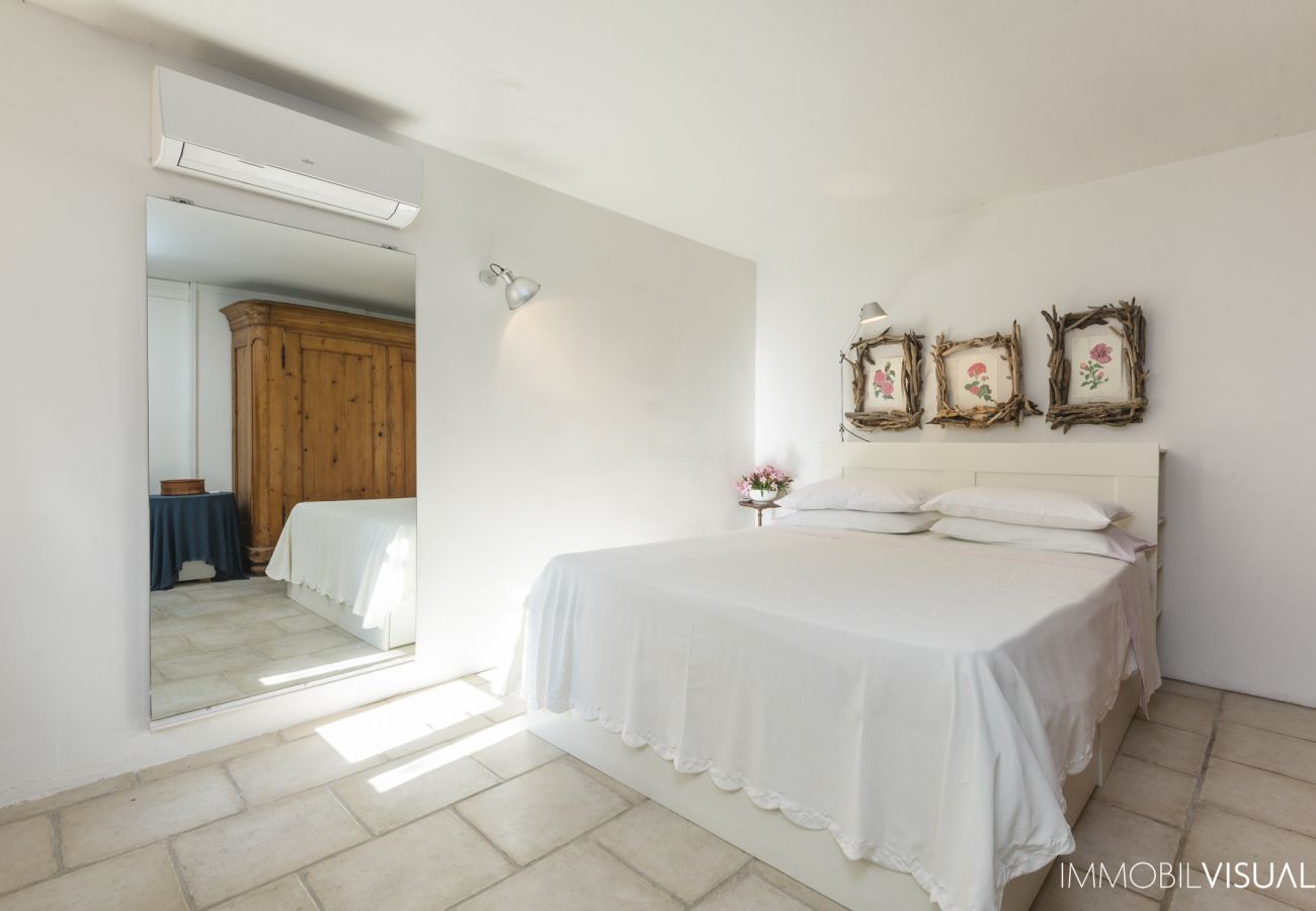 Villa Relais - spaziosa camera matrimoniale a Porto Rotondo, soggiorno di lusso in villa con piscina privata