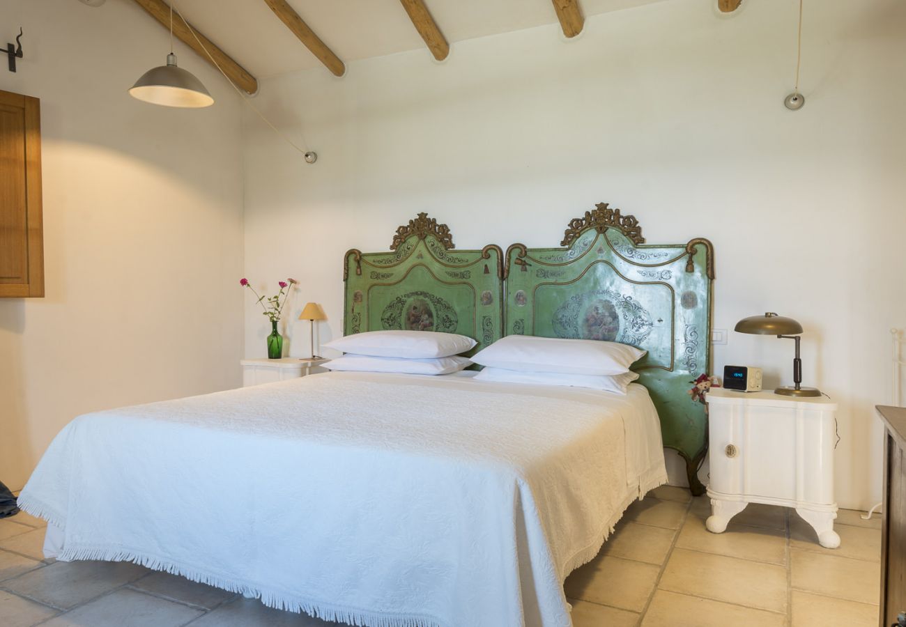 Villa Relais - elegante camera da letto a Golfo Aranci, ideale per casa vacanze con vista sulla natura sarda