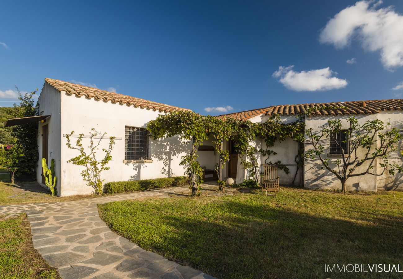  Villa Relais - villa in affitto con piscina panoramica e ampio giardino a Golfo Aranci