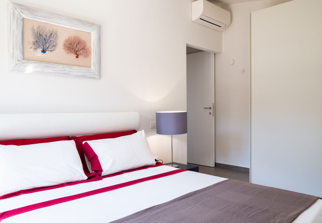 WLofts 11 - Camera con letto matrimoniale e decorazioni moderne, perfetta per vacanze a pochi passi dal mare