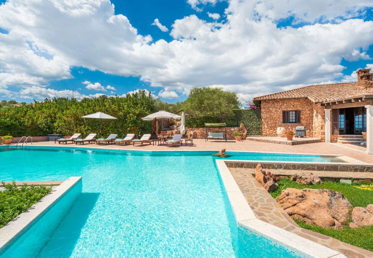 Villa Halliv - splendida villa con piscina privata in affitto in Sardegna, casa vacanze Klodge