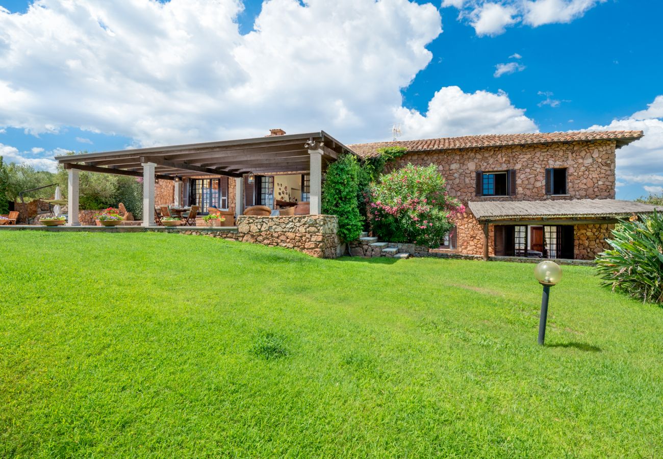 Villa Halliv - giardino mediterraneo con vista mare in villa in affitto a Porto San Paolo