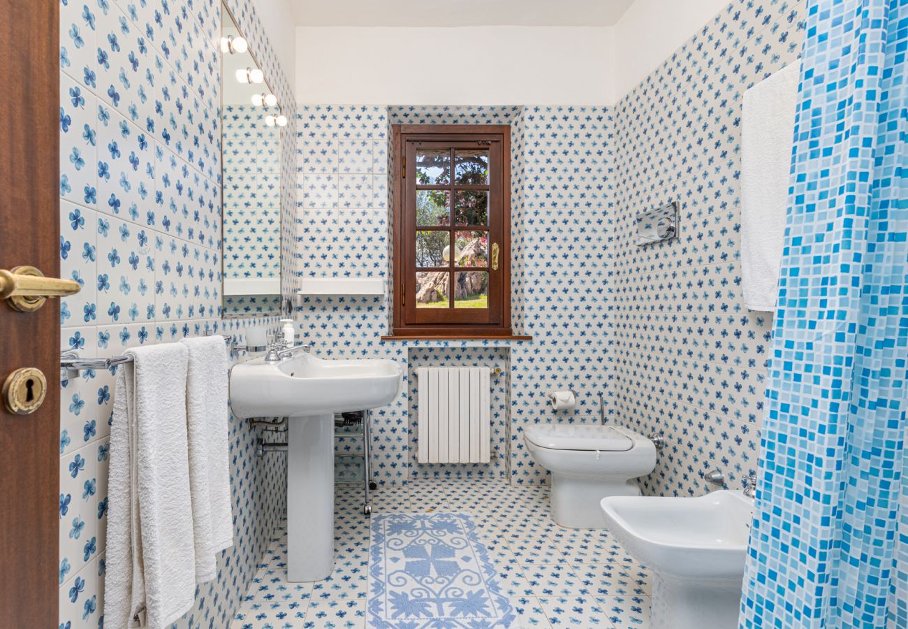 Villa Halliv - bagno ampio con doccia a vetri e dettagli eleganti in casa vacanze Klodge