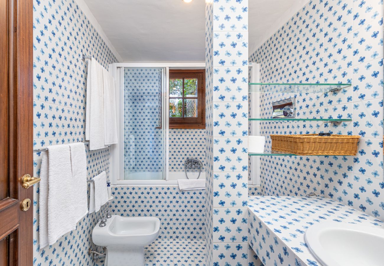 Villa Halliv - bagno con vasca e dettagli moderni in villa con piscina privata in affitto