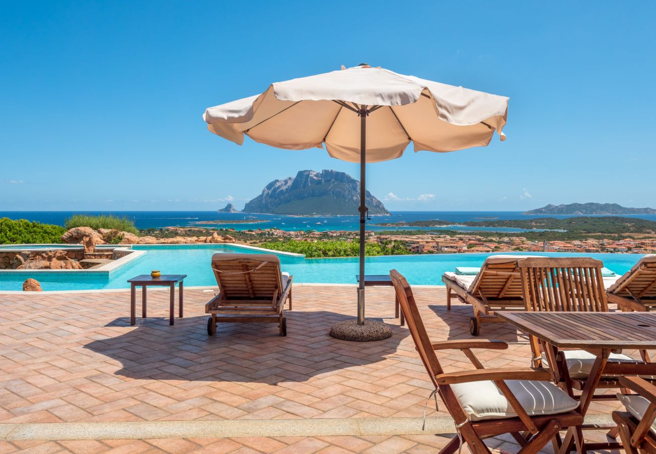 Villa Halliv - piscina a sfioro con vista panoramica sul mare in villa in affitto a Porto San Paolo