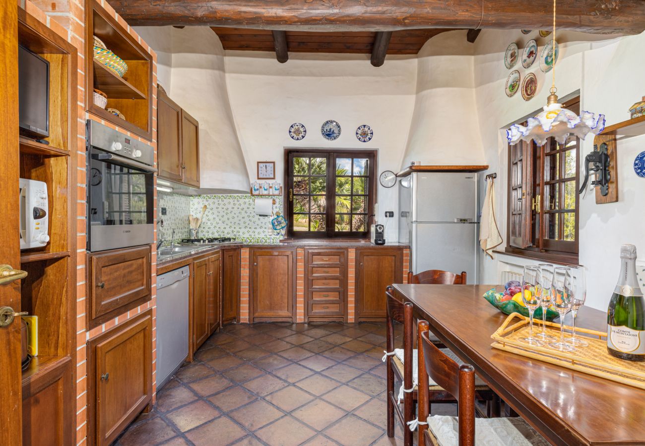 Villa Halliv - cucina spaziosa e luminosa in casa vacanze Klodge in Sardegna