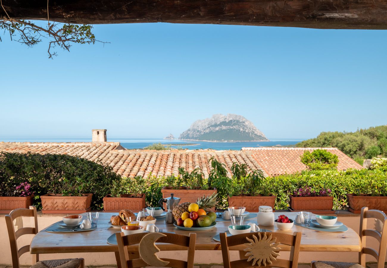 Villa Kiki - terrazza panoramica con vista su Tavolara, ideale per cene all'aperto, villa in affitto