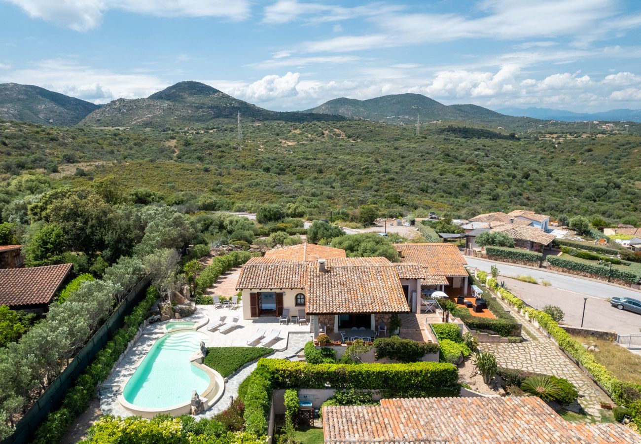 Villa Kiki - veranda coperta arredata con vista sul golfo, casa vacanze a Porto San Paolo