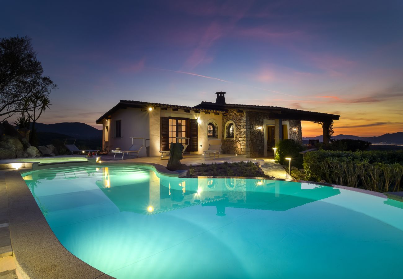 Villa Kiki - elegante villa con piscina privata e giardino, casa vacanze Klodge in affitto nella costa nord della Sardegna