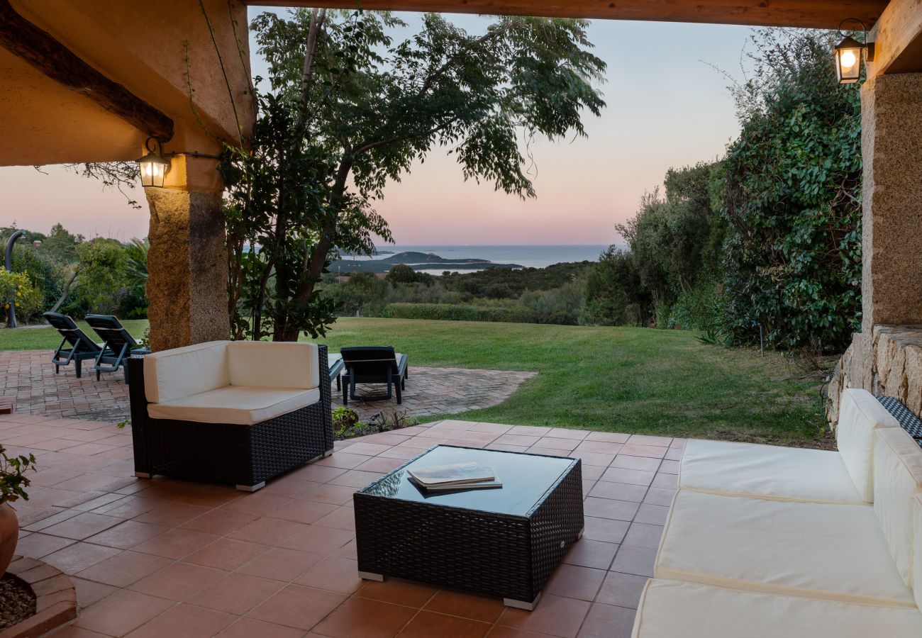 Villa Linda - veranda coperta con comodi divani e vista mare, villa in affitto in Costa Smeralda