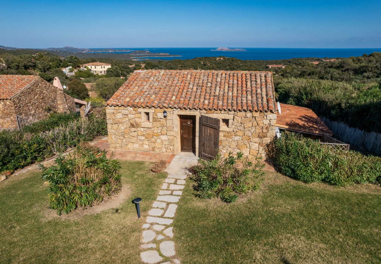 Villa Linda - veduta sul paesaggio mediterraneo, villa in affitto a San Pantaleo