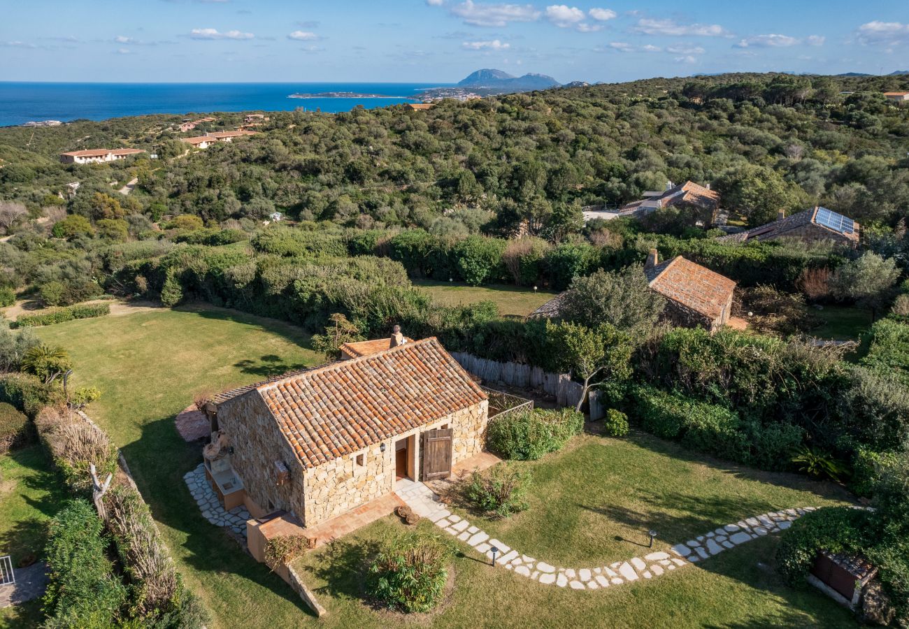 Villa Linda - vista panoramica sul giardino e mare, villa in affitto in Sardegna