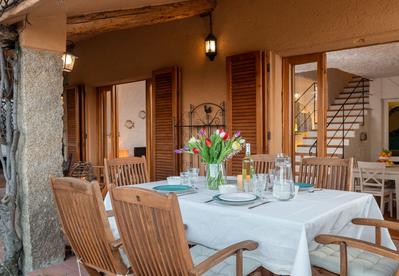 Villa Linda - veranda coperta con tavolo, perfetta per rilassarsi all'aperto, casa vacanze in Sardegna