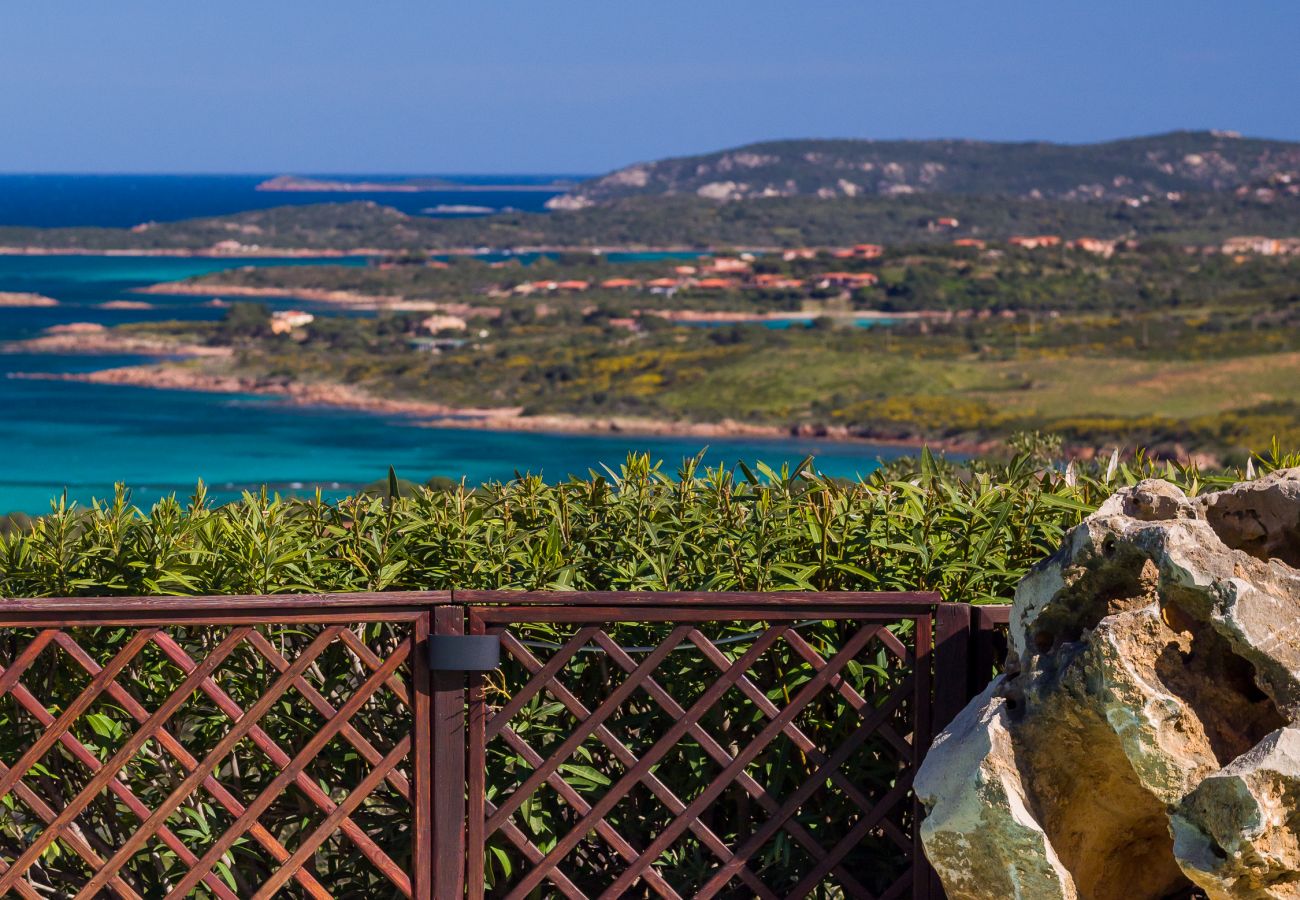 Villa Majra - villa con piscina privata in affitto a Porto Istana, vista panoramica sul golfo e Tavolara