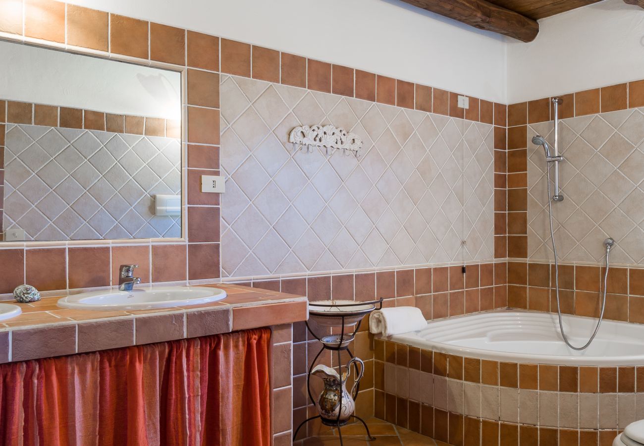 Villa Majra - bagno elegante con finiture moderne, villa in affitto in Sardegna