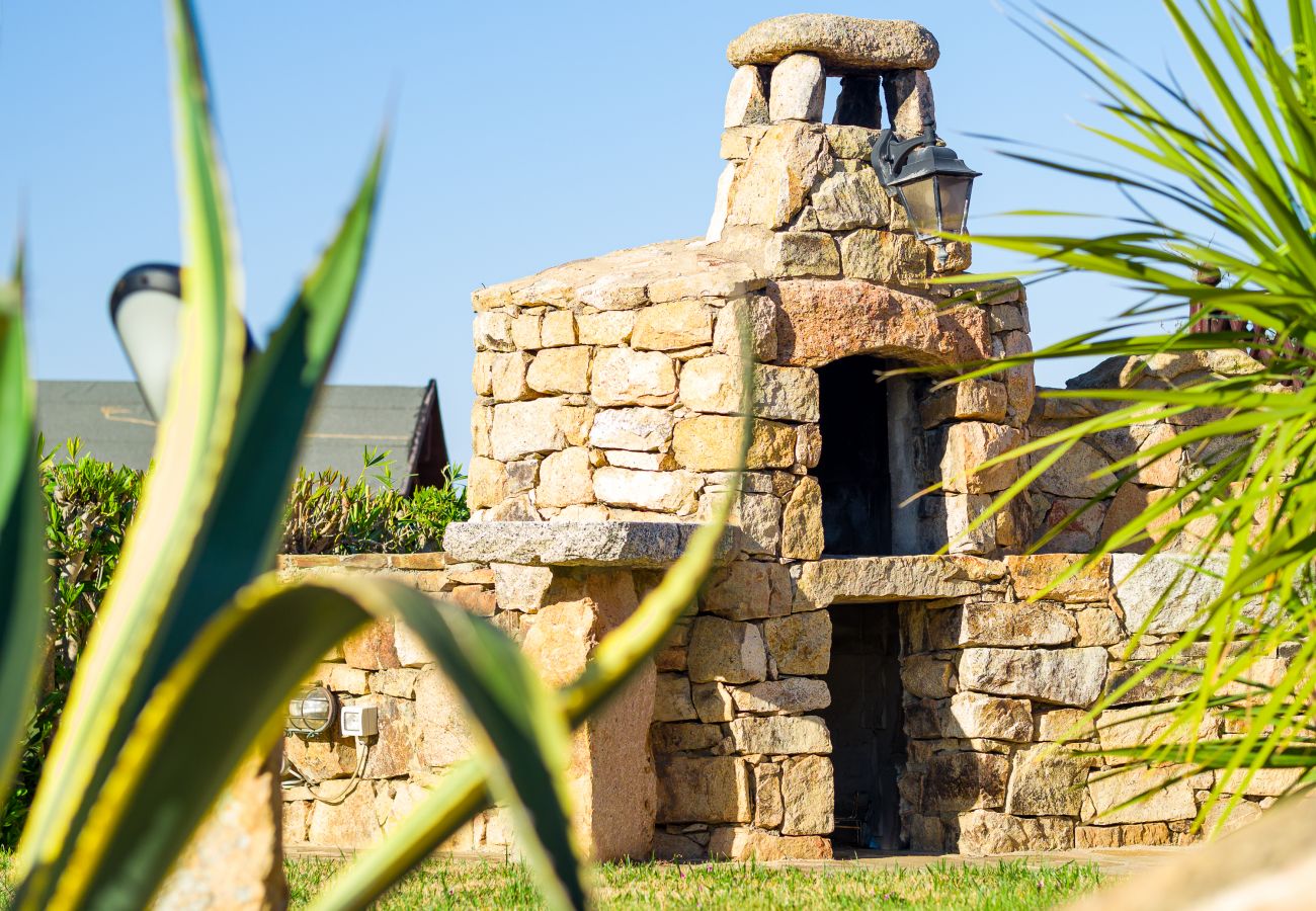 Villa Majra - area barbecue attrezzata nel giardino, perfetta per cene all'aperto, villa in affitto in Sardegna