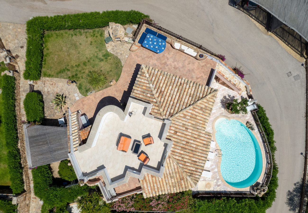 Villa Majra - piscina scoperta con solarium, ideale per prendere il sole, villa in affitto