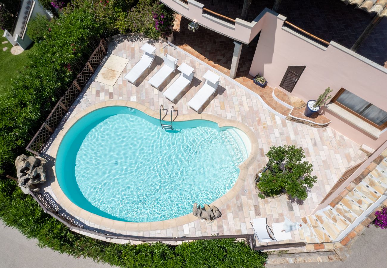 Villa Majra - villa di lusso con piscina e giardino privato, casa vacanze in Costa Smeralda