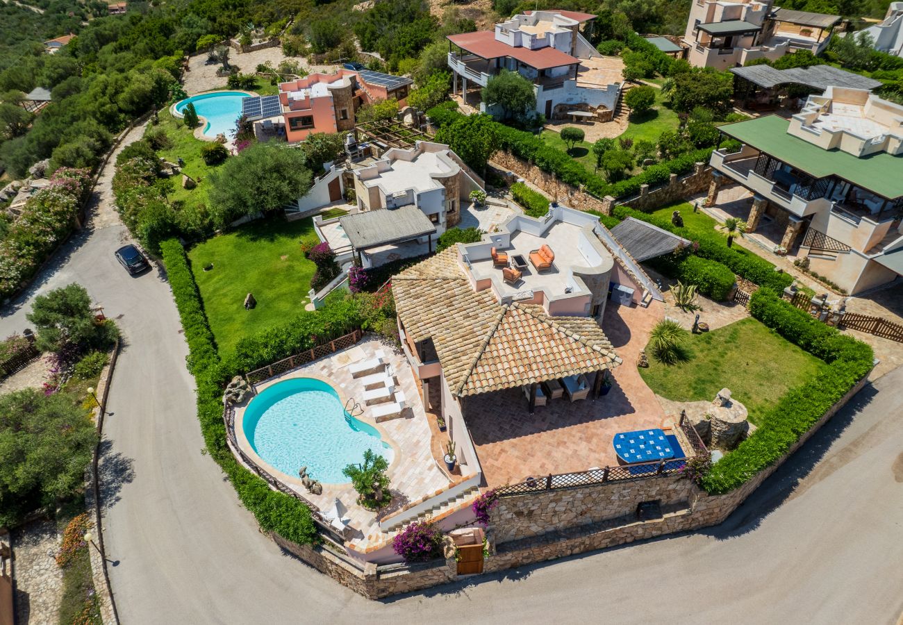 Villa Majra - piscina a fagiolo circondata da giardino, perfetta per il relax, casa vacanze