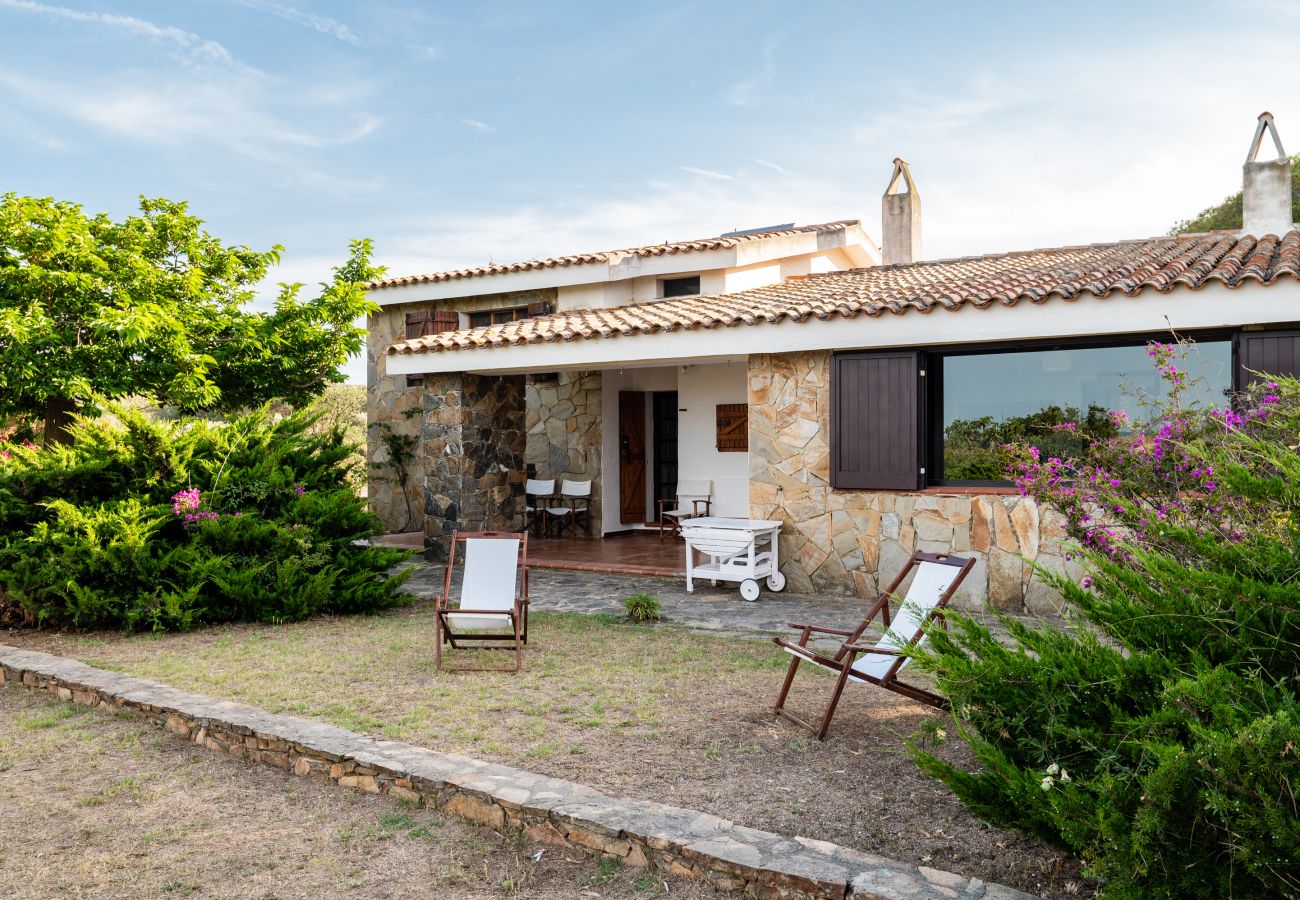 Villa Bay Pine - veranda con vista mare in villa in affitto a Pittulongu