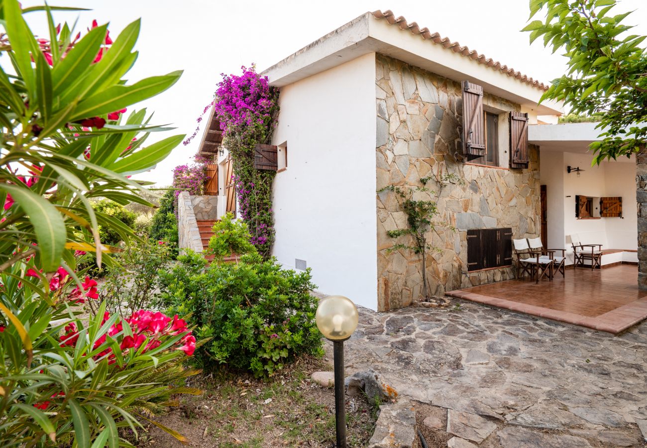 Villa Bay Pine - giardino con vista mare in casa vacanze sulla costa est della Sardegna