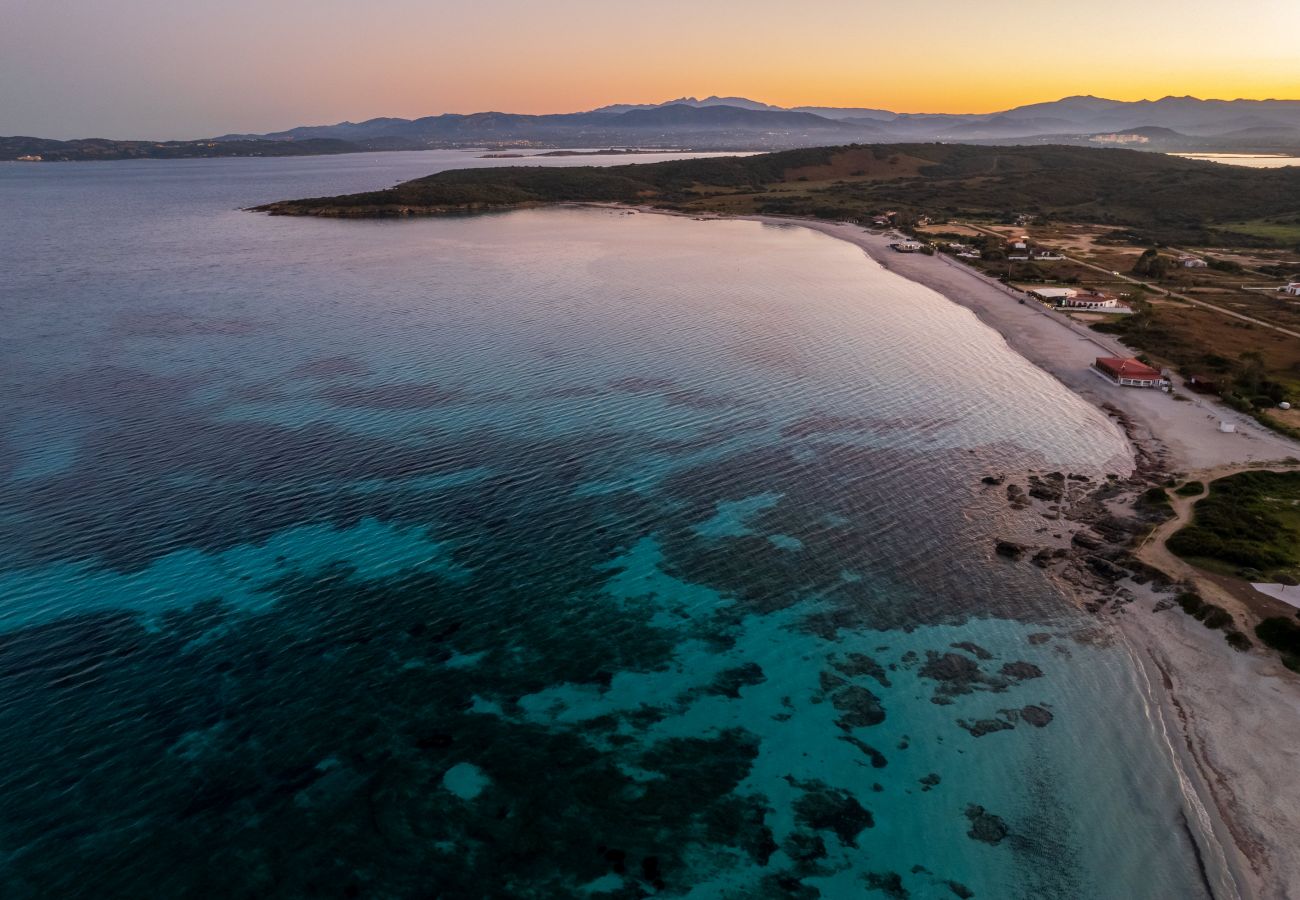 Villa Bay Pine - panorama sulla spiaggia e sul mare in casa vacanze Klodge a Olbia