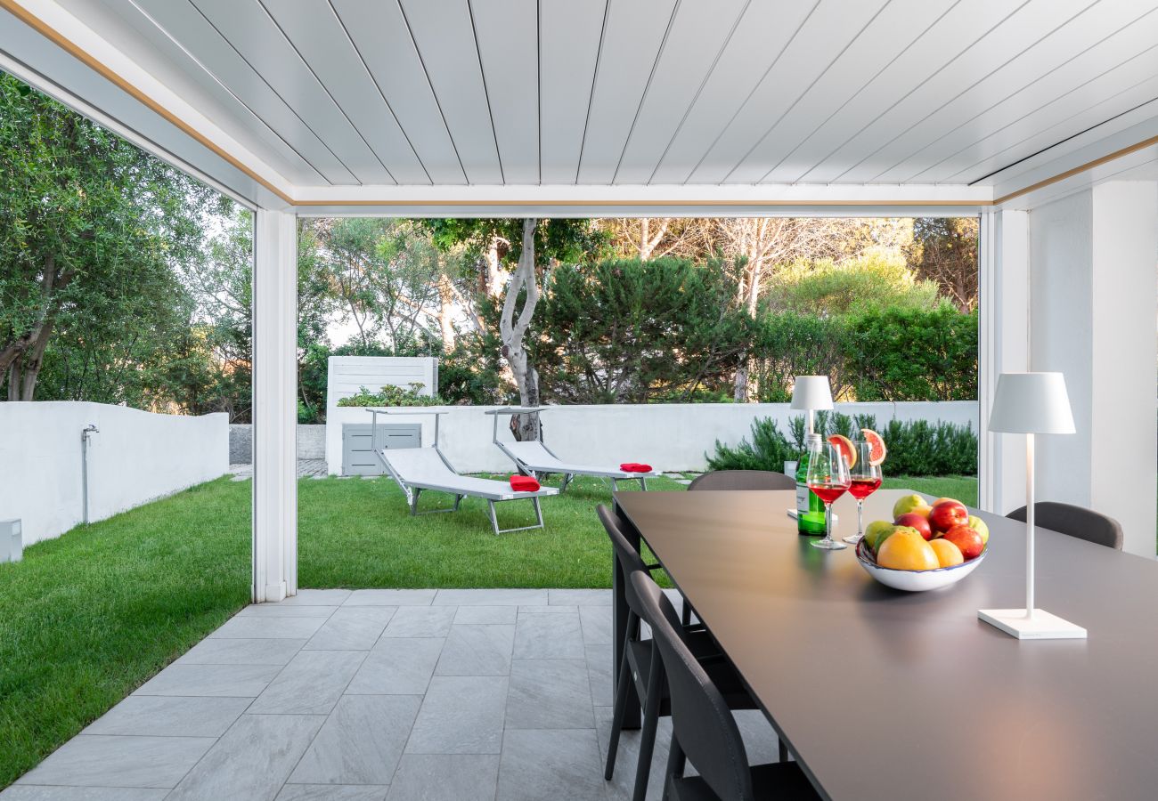 WLofts 12 - Veranda coperta con pergola e vista giardino, casa vacanze a pochi passi dal mare in Sardegna