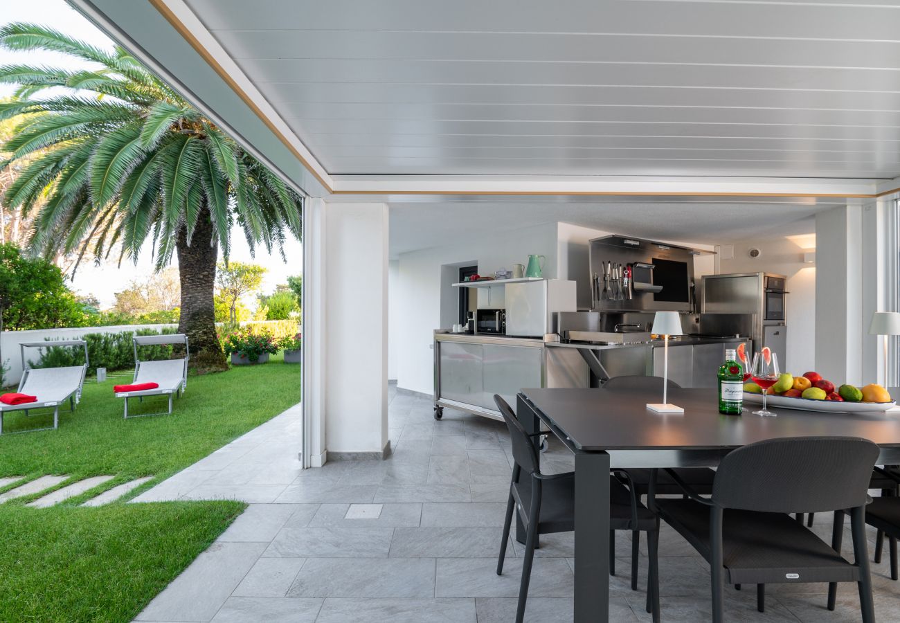 WLofts 12 - Veranda con tavolo da pranzo e luci notturne, affitto vacanze in Sardegna con accesso diretto al mare