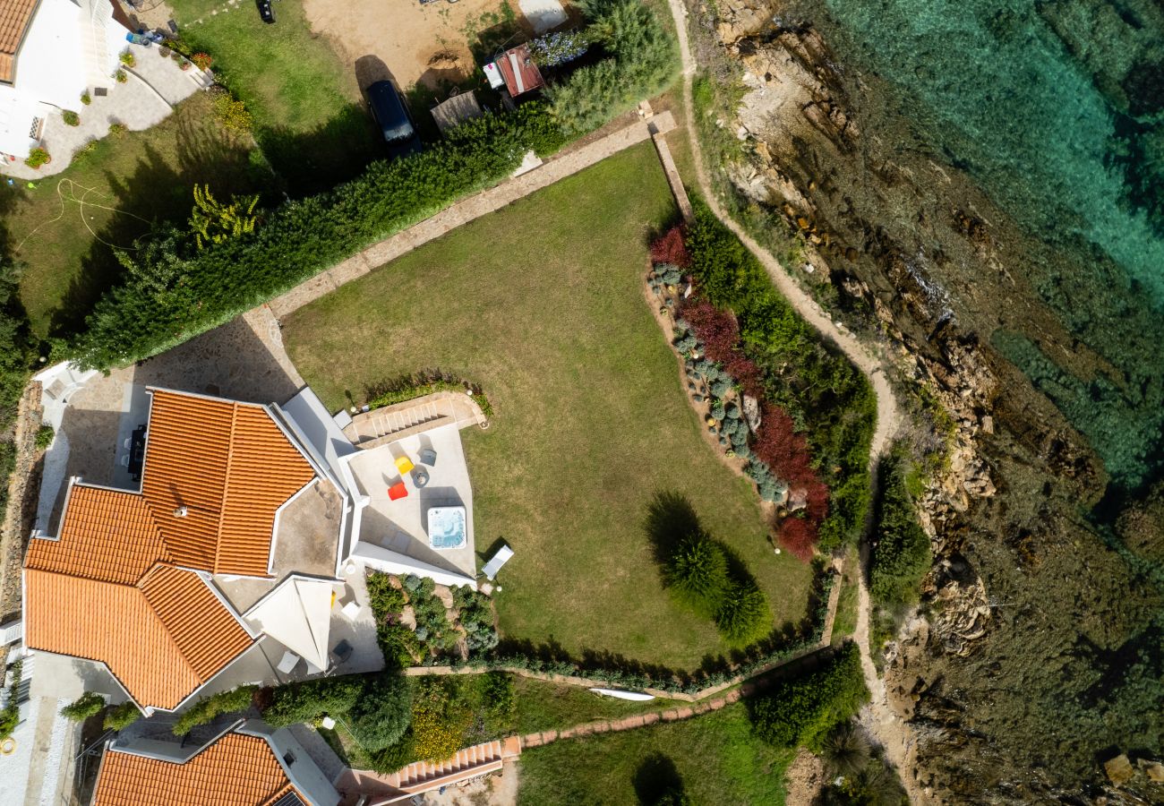 Villa Azul - giardino con jacuzzi, vista mare e accesso diretto al mare in Sardegna