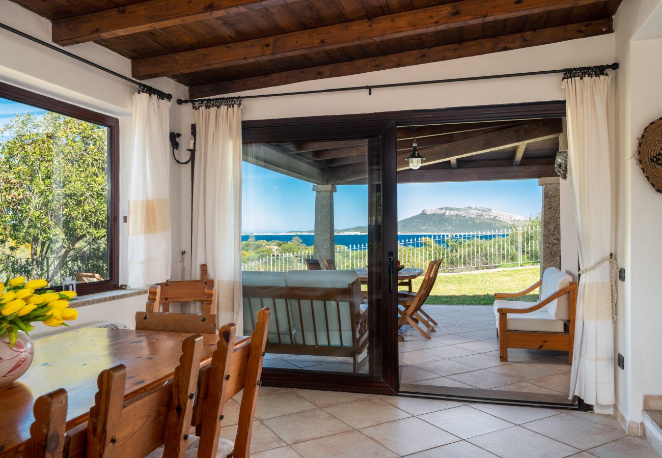 Villa Picker - sala da pranzo con vista sul Golfo Aranci, villa in affitto in Sardegna per famiglie