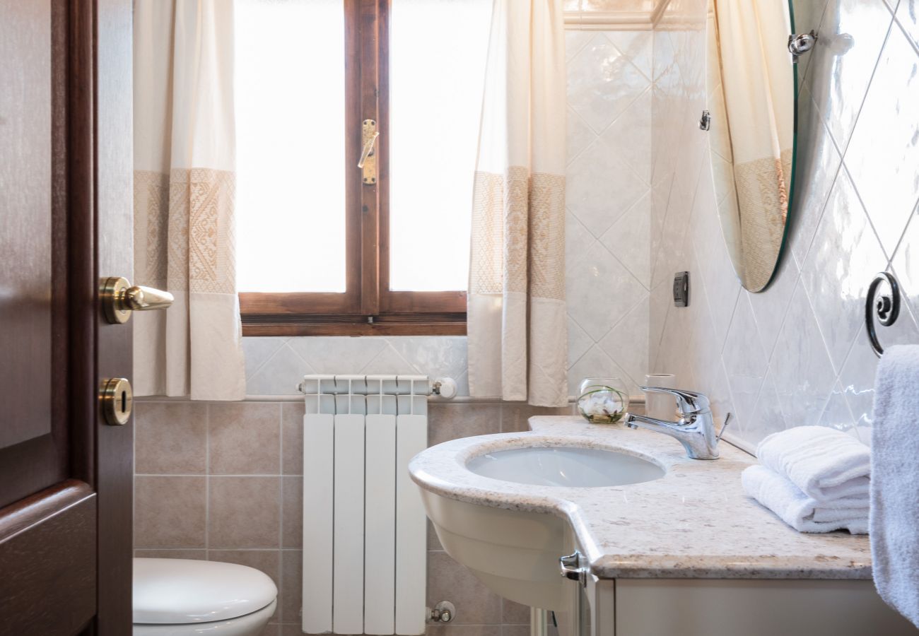 Villa Picker - bagno con finiture moderne, villa in affitto a Golfo Aranci con tutti i comfort necessari.