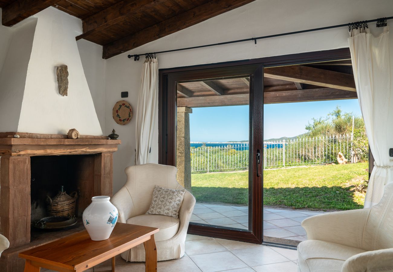 Villa Picker - soggiorno con vista panoramica sul Golfo Aranci, villa in affitto in Sardegna per una vacanza rilassante.