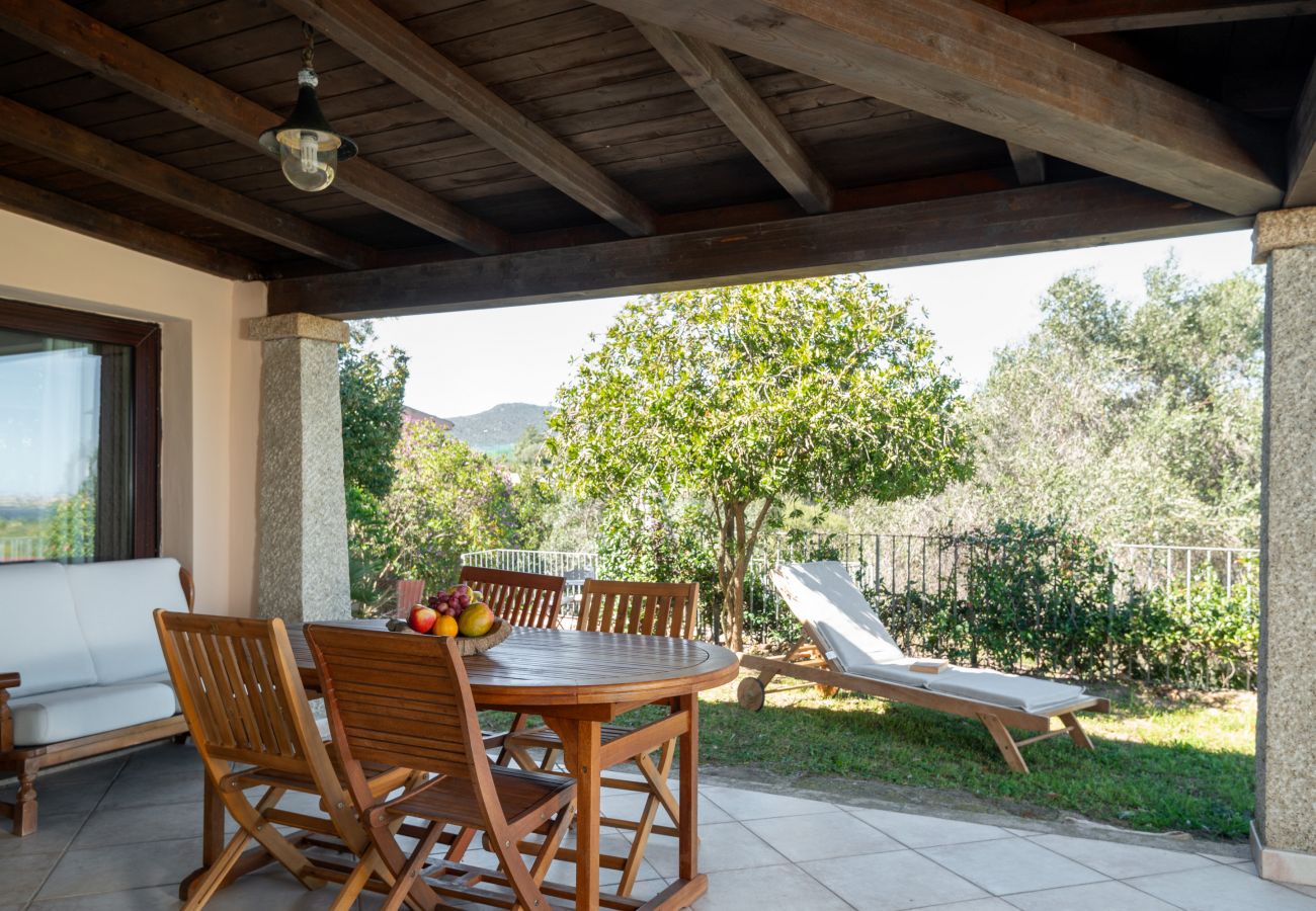 Villa Picker - veranda coperta ideale per rilassarsi, circondata dalla natura sarda