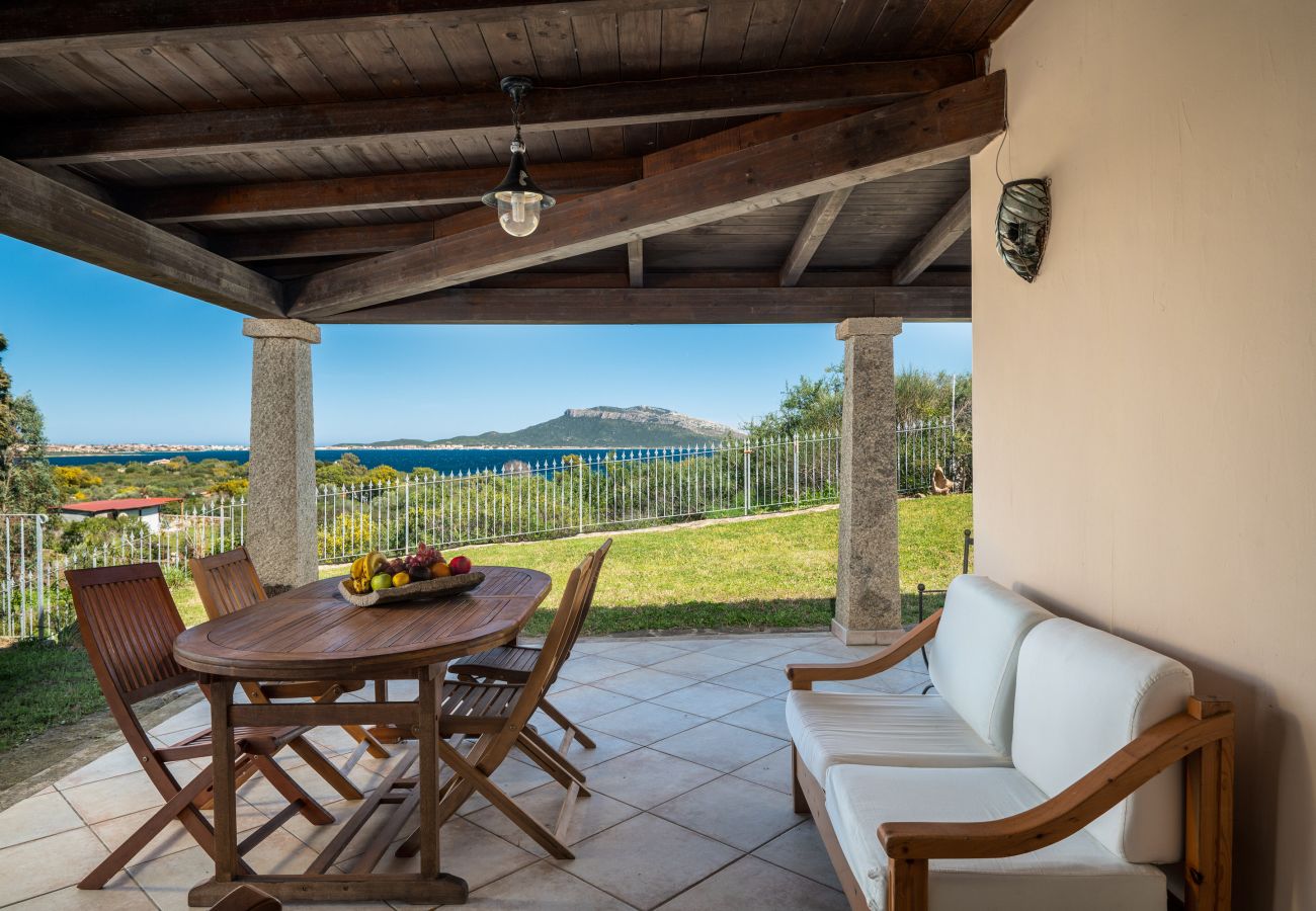 Villa Picker - veranda panoramica con vista sul Golfo di Aranci, perfetta per cene all'aperto