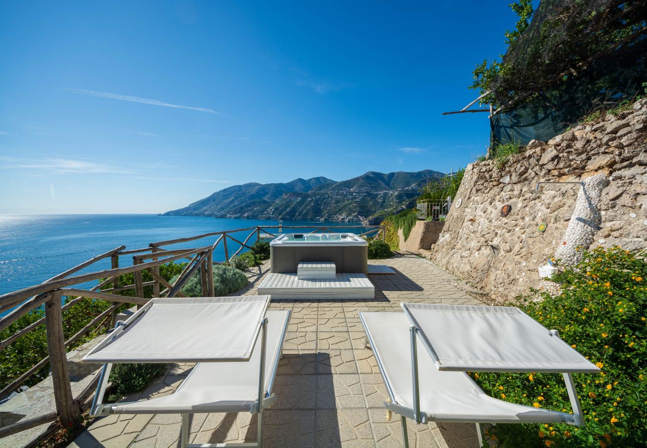 Villa a Maiori - Luxury Villa Vittoria- Villa con giardino, piscina e jacuzzi vista mare 