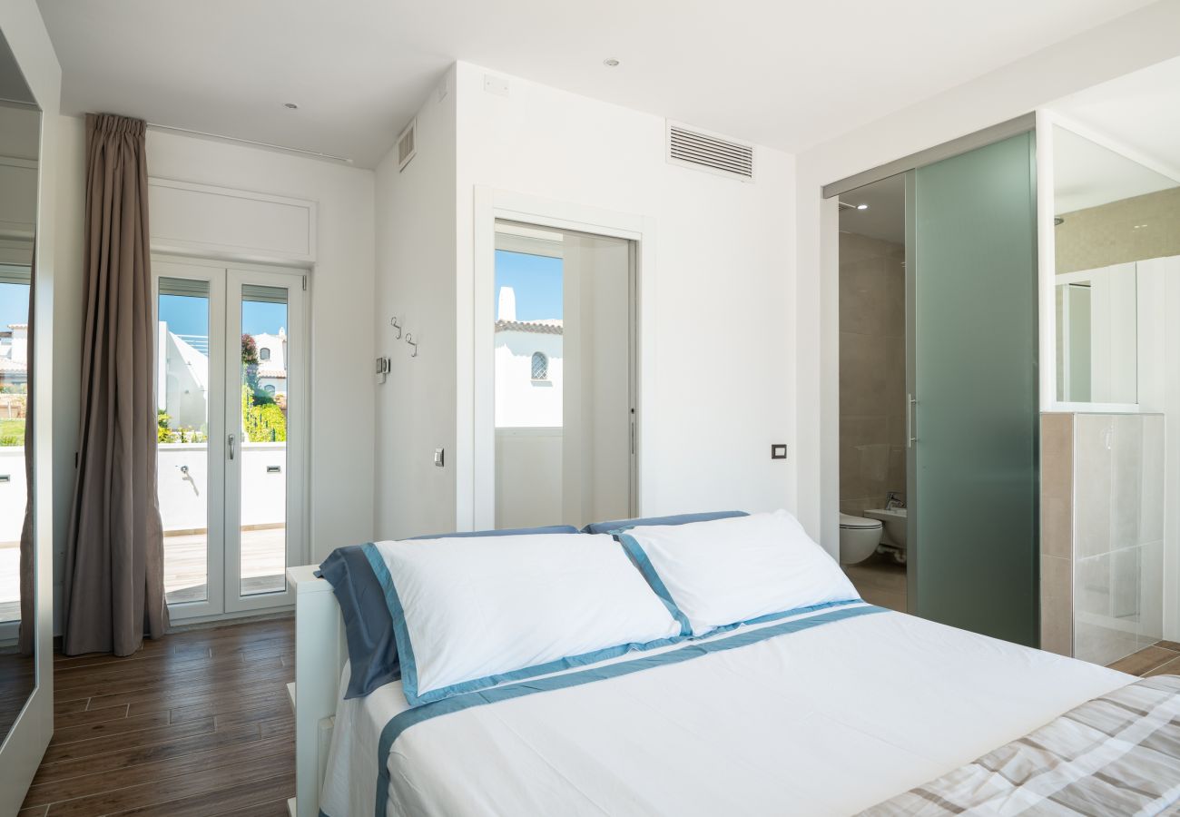 Villa Square - Camera da letto moderna, casa vacanze in Sardegna con piscina