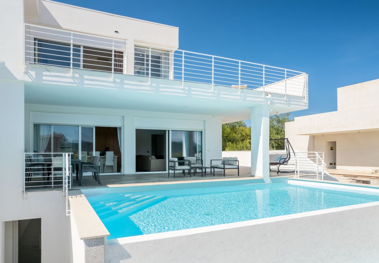 Villa Square - veranda con vista sulla piscina privata a Budoni