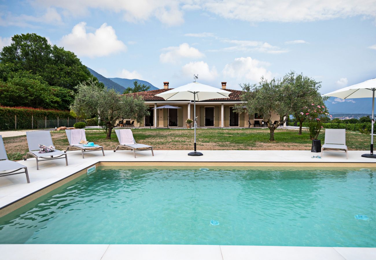 Villa a Costermano - Villa Ida per 12 persone con piscina privata e grande parco