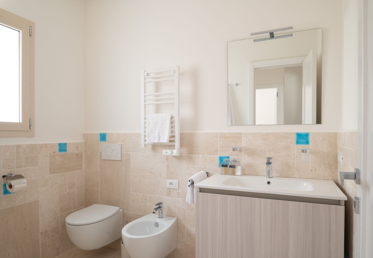 Bellevue 36C - bagno con finiture moderne in villa di lusso a Budoni