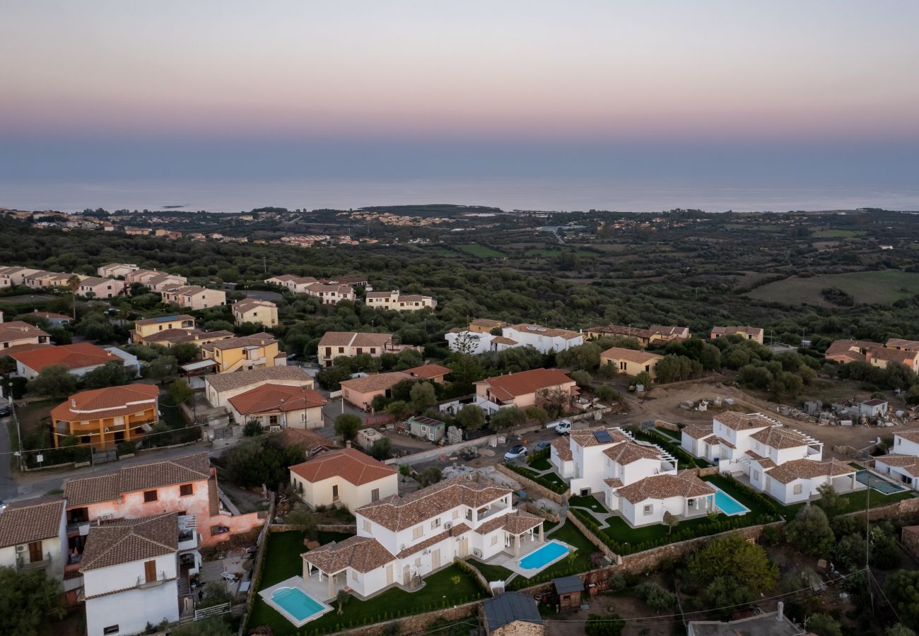 Bellevue 36C - vista aerea della villa con piscina e giardino a Budoni