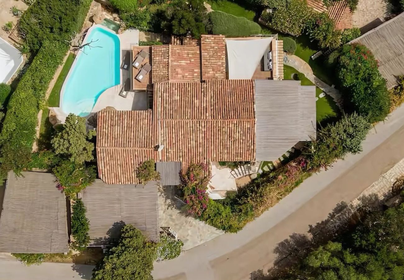 Villa a Porto Cervo - Villa Wave - raffinata villa con piscina e vista sul Pevero