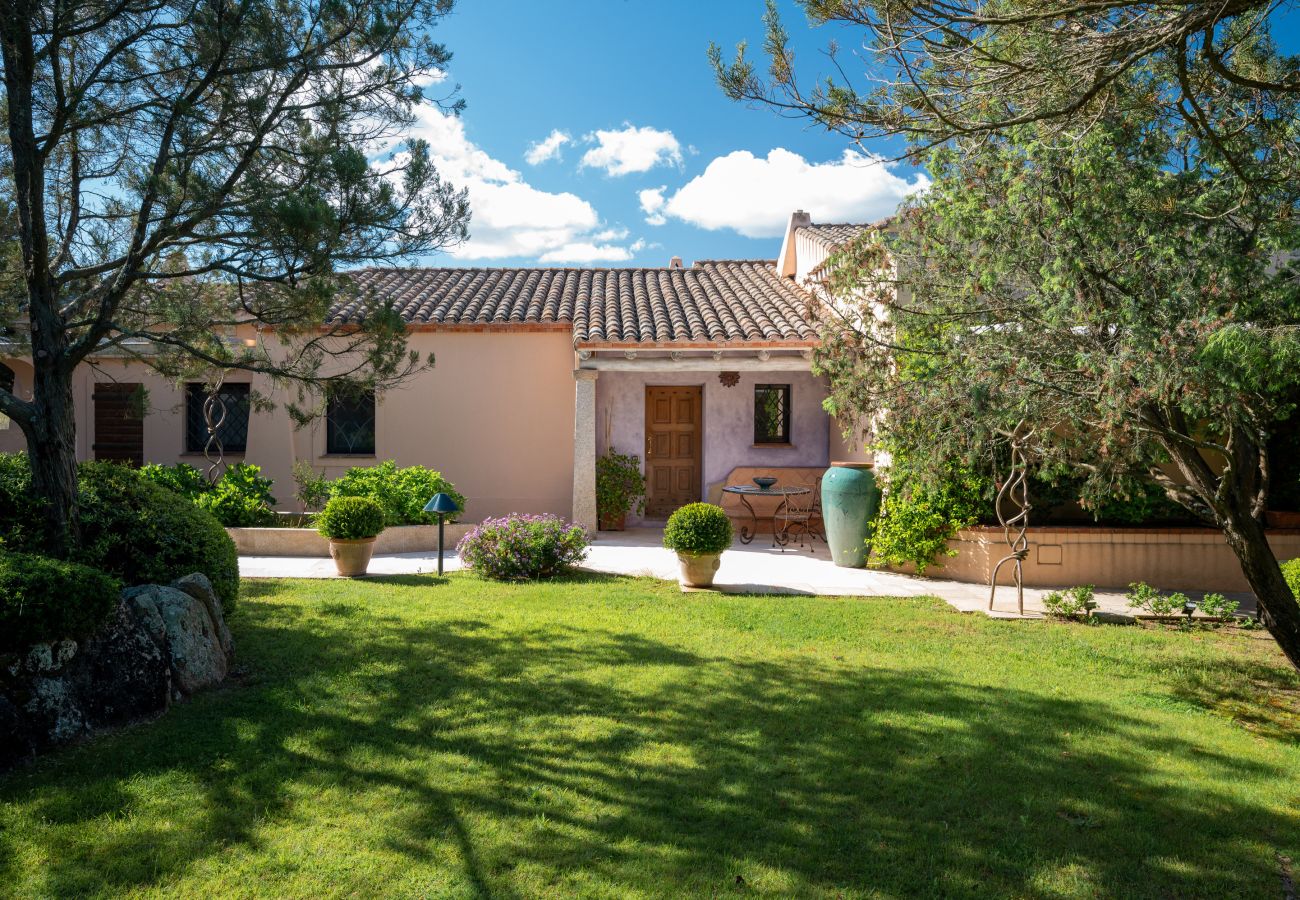 Villa Zenith - Elegante villa in affitto con giardino e piscina, stile sardo tradizionale in Costa Smeralda