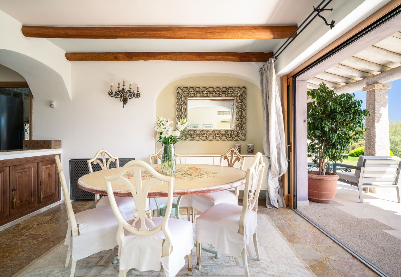 Villa Zenith - Sala da pranzo con tavolo in legno e vista giardino, casa vacanze in Sardegna