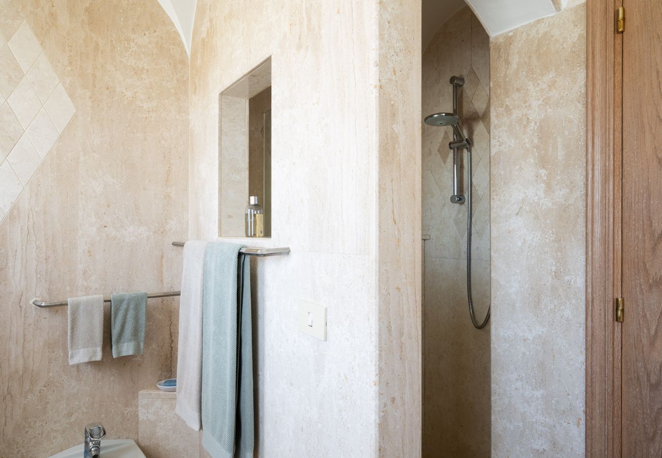 Villa Zenith - Bagno con design elegante e comfort moderni, casa vacanze di lusso in Sardegna