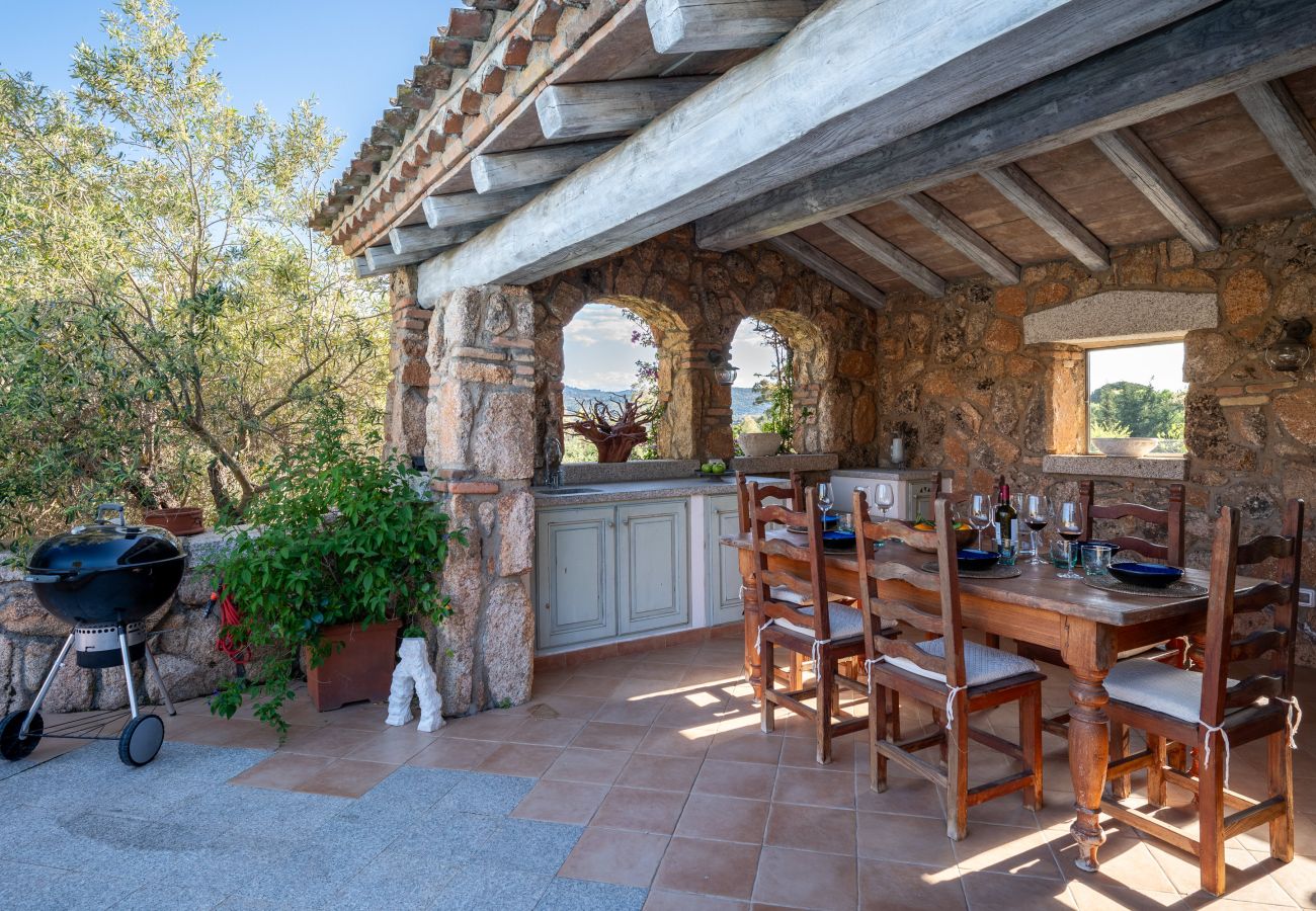 Villa Zenith - Spazi ampi e luminosi, villa con piscina privata in Sardegna